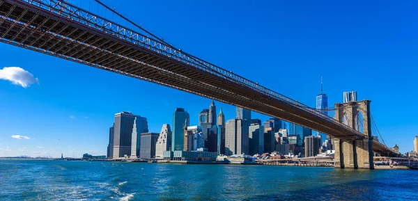 New York şehir merkezinin ünlü silueti, Brooklin Köprüsü ve Manhattan, East River panoraması üzerinde aydınlatılmış gökdelenler. New York, Amerika Birleşik Devletleri