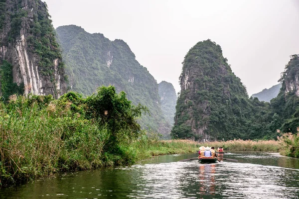 Boat Cave Tour Trang Scenic Landscape Formed Karst Towers Plants — Stock Photo, Image