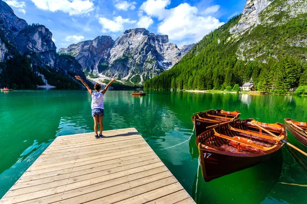 Femme Relaxant Sur Jetée Lac Braies Également Connu Sous Nom — Photo