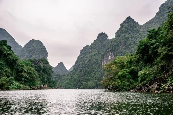 Boat Cave Tour Trang Een Schilderachtig Landschap Gevormd Door Karst — Stockfoto