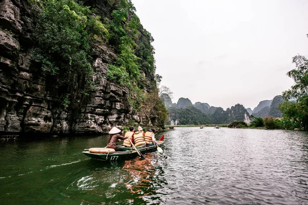 Boat Cave Tour Trang Scenic Landscape Formed Karst Towers Plants — Stock Photo, Image