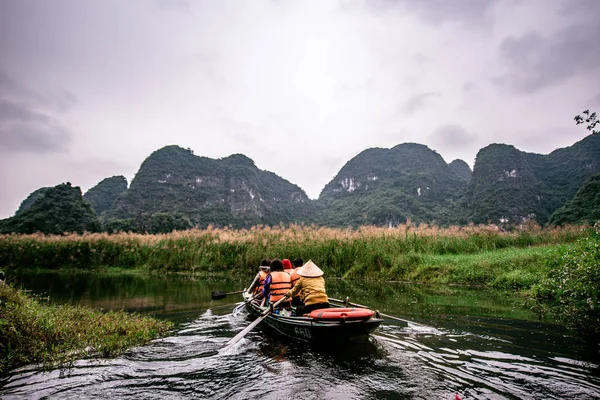 Boat Cave Tour Trang Scenic Landscape Formed Karst Towers Plants — Stock Photo, Image