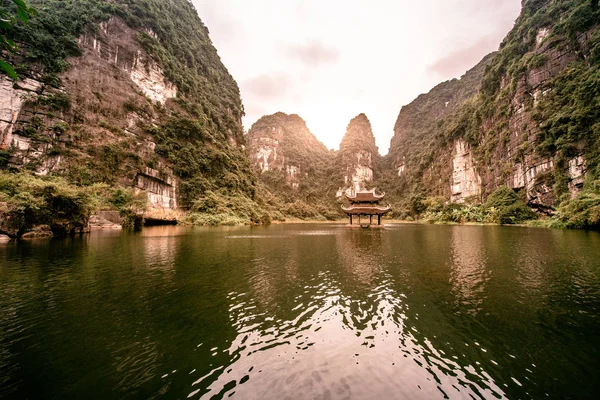 Boat Cave Tour Trang Scenic Landscape Formed Karst Towers Plants — Stock Photo, Image