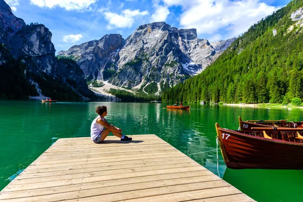 Woman Relaxing Pier Lake Braies Also Known Pragser Wildsee Beautiful — Stock Photo, Image