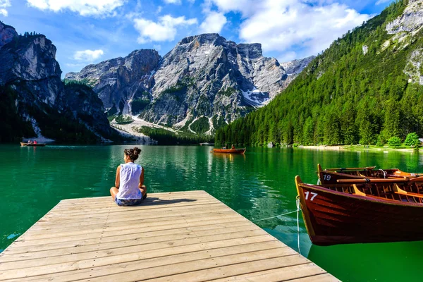 Žena Relaxační Molu Jezera Braies Známá Také Jako Pragser Wildsee — Stock fotografie