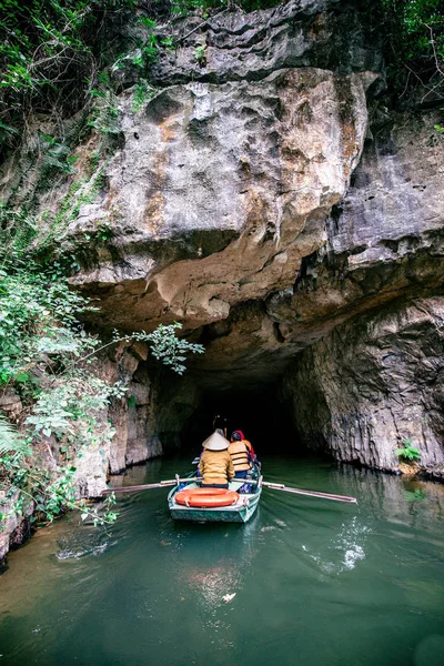 Trang Bir Manzara karst kuleleri ve nehir boyunca bitkiler (Unesco Dünya Mirası) tarafından oluşturulan Tekne mağara turu. Vietnam topraklarındaki Halong Körfezi. Ninh Binh province, Vietnam.