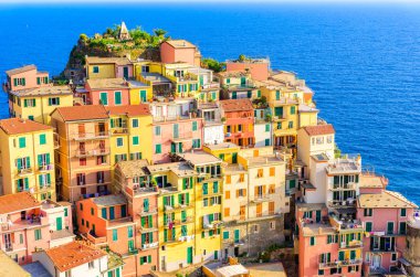 Cinque Terre Milli Parkı'ndaki Manarola Köyü'nde renkli evler. İtalya kıyılarında güzel bir manzara. La Spezia eyaletinde balıkçı köyü, Liguria, İtalya
