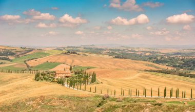 Güzel manzara sahne Toskana İtalya - selvi ağaçları beyaz yol boyunca - havadan görünümü - yakın Asciano, Toskana, İtalya