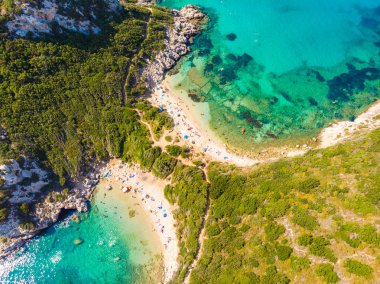 Porto Timoni 'nin Afionas plajı, Corfu, Aerial view, İyon adası, Yunanistan ve Avrupa' da kristal berrak gök mavisi suyu bulunan bir cennet çifte kumsalı.