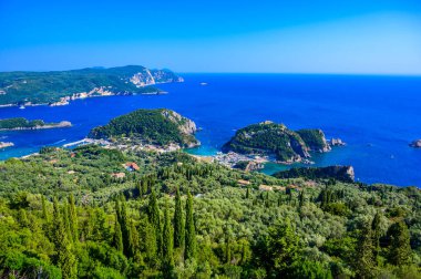 Paleokastritsa - Limanlardaki kristal berrak gök mavisi suyla cennet sahili - Korfu, İyon adası, Yunanistan, Avrupa