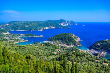 Paleokastritsa - Limanlardaki kristal berrak gök mavisi suyla cennet sahili - Korfu, İyon adası, Yunanistan, Avrupa