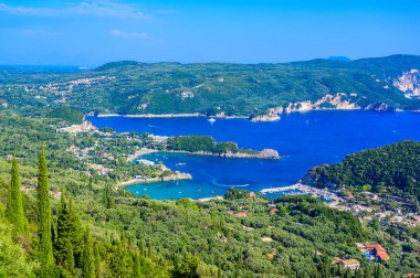 Paleokastritsa - Limanlardaki kristal berrak gök mavisi suyla cennet sahili - Korfu, İyon adası, Yunanistan, Avrupa