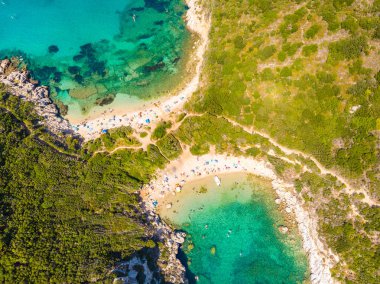 Porto Timoni 'nin Afionas plajı, Corfu, Aerial view, İyon adası, Yunanistan ve Avrupa' da kristal berrak gök mavisi suyu bulunan bir cennet çifte kumsalı.