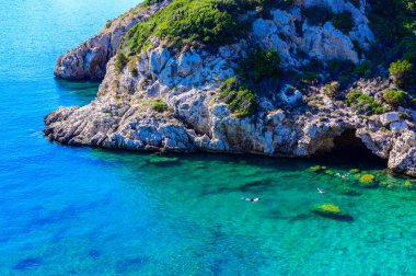 Porto Timoni 'nin Afionas plajı, Korfu, İyon adası, Yunanistan ve Avrupa' da kristal berrak gök mavisi suyu bulunan bir cennet çifte kumsalı.
