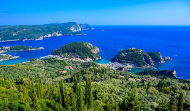 Paleokastritsa - Limanlardaki kristal berrak gök mavisi suyla cennet sahili - Korfu, İyon adası, Yunanistan, Avrupa