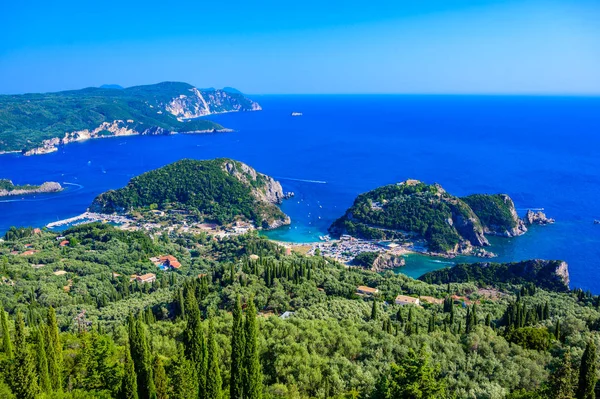 Paleokastritsa Paradijs Kustlijn Landschap Met Kristalhelder Azuurblauw Water Baaien Corfu — Stockfoto