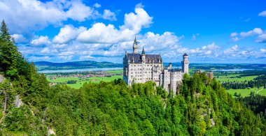 Neuschwanstein Şatosu 'nun güzel Alpler manzarasında arka planda Fuessen, Bavyera, Almanya yakınlarındaki Forggensee Gölü' nü görebilirsiniz.