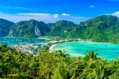 Koh Phi Phi Don, Viewpoint - Beyaz plajlı Cennet Koyu. Tonsai Köyü, Ao Tonsai, Ao Dalum üzerindeki tropikal adanın tepesinden görüntü. Krabi Eyaleti, Tayland.