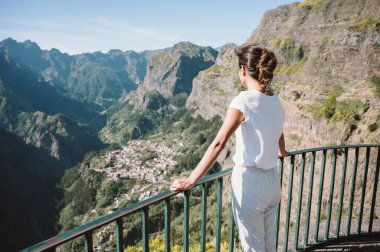 Viewpoint Eira do Serrado 'daki kız güzel dağ manzaralı Nuns Valley' deki Curral das Freiras köyüne bakıyor, Cmara de Lobos belediyesi, Madeira Adası, Portekiz. 