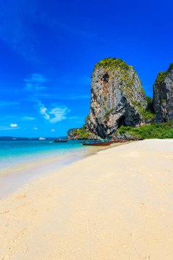 Ao Phra Nang Plajı 'ndaki kireçtaşı karst, Tayland geleneksel ahşap uzun kuyruklu teknesi ile Ao Nang, Krabi, Andaman Denizi, Tayland yakınlarında.