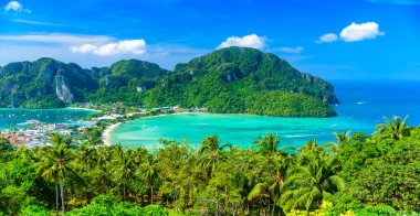 Koh Phi Phi Don, Viewpoint - Beyaz plajlı Cennet Koyu. Tonsai Köyü, Ao Tonsai, Ao Dalum üzerindeki tropikal adanın tepesinden görüntü. Krabi Eyaleti, Tayland.