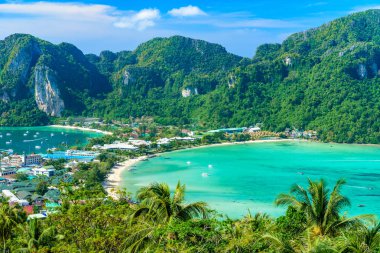 Koh Phi Phi Don, Viewpoint - Beyaz plajlı Cennet Koyu. Tonsai Köyü, Ao Tonsai, Ao Dalum üzerindeki tropikal adanın tepesinden görüntü. Krabi Eyaleti, Tayland.