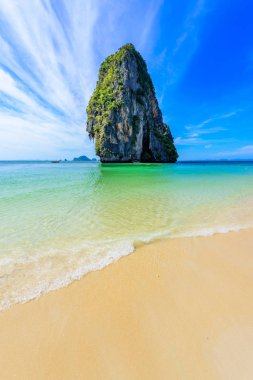 Ao Phra Nang Plajı - Tayland geleneksel ahşap uzun kuyruklu teknesi Railay Yarımadası 'nda, Krabi, Ao Nang, Andaman Denizi, Tayland yakınlarındaki Kireçtaşı karst kayalarının önünde.