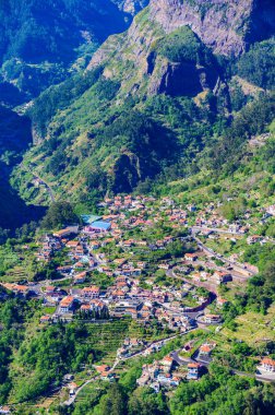 Eira do Serrado 'dan Curral das Freiras köyüne güzel dağ manzarası, Cmara de Lobos belediyesi, Madeira Adası, Portekiz. 