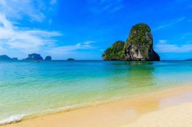 Ao Phra Nang Plajı - Tayland geleneksel ahşap uzun kuyruklu teknesi Railay Yarımadası 'nda, Krabi, Ao Nang, Andaman Denizi, Tayland yakınlarındaki Kireçtaşı karst kayalarının önünde.