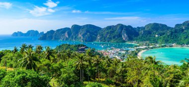 Koh Phi Phi Don, Viewpoint - Beyaz plajlı Cennet Koyu. Tonsai Köyü, Ao Tonsai, Ao Dalum üzerindeki tropikal adanın tepesinden görüntü. Krabi Eyaleti, Tayland.