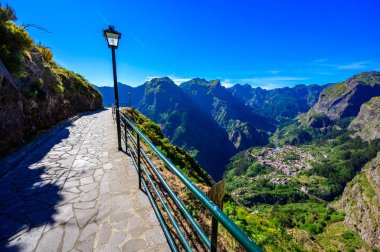 Eira do Serrado 'dan Curral das Freiras köyüne güzel dağ manzarası, Cmara de Lobos belediyesi, Madeira Adası, Portekiz. 