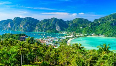 Koh Phi Phi Don, Viewpoint - Beyaz plajlı Cennet Koyu. Tonsai Köyü, Ao Tonsai, Ao Dalum üzerindeki tropikal adanın tepesinden görüntü. Krabi Eyaleti, Tayland.