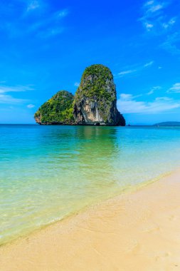 Ao Phra Nang Plajı - Tayland geleneksel ahşap uzun kuyruklu teknesi Railay Yarımadası 'nda, Krabi, Ao Nang, Andaman Denizi, Tayland yakınlarındaki Kireçtaşı karst kayalarının önünde.