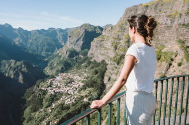 Viewpoint Eira do Serrado 'daki kız güzel dağ manzaralı Nuns Valley' deki Curral das Freiras köyüne bakıyor, Cmara de Lobos belediyesi, Madeira Adası, Portekiz. 