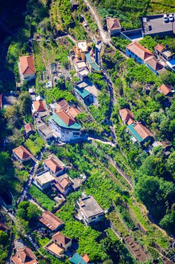 Eira do Serrado 'dan Curral das Freiras köyüne güzel dağ manzarası, Cmara de Lobos belediyesi, Madeira Adası, Portekiz. 