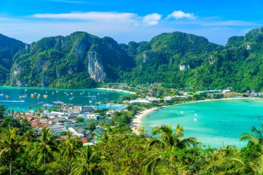 Koh Phi Phi Don, Viewpoint - Beyaz plajlı Cennet Koyu. Tonsai Köyü, Ao Tonsai, Ao Dalum üzerindeki tropikal adanın tepesinden görüntü. Krabi Eyaleti, Tayland.