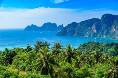 Koh Phi Phi Don, Viewpoint - Beyaz plajlı Cennet Koyu. Tonsai Köyü, Ao Tonsai, Ao Dalum üzerindeki tropikal adanın tepesinden görüntü. Krabi Eyaleti, Tayland.