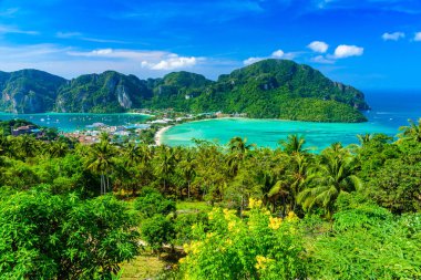 Koh Phi Phi Don, Viewpoint - Beyaz plajlı Cennet Koyu. Tonsai Köyü, Ao Tonsai, Ao Dalum üzerindeki tropikal adanın tepesinden görüntü. Krabi Eyaleti, Tayland.