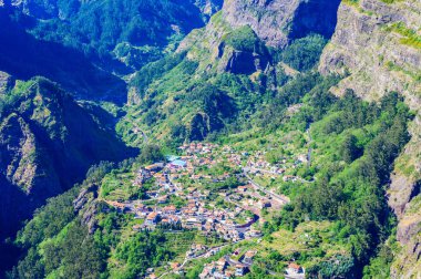 Eira do Serrado 'dan Curral das Freiras köyüne güzel dağ manzarası, Cmara de Lobos belediyesi, Madeira Adası, Portekiz. 