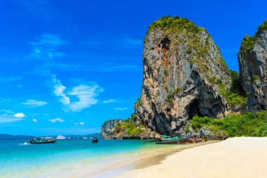 Ao Phra Nang Plajı 'ndaki kireçtaşı karst, Tayland geleneksel ahşap uzun kuyruklu teknesi ile Ao Nang, Krabi, Andaman Denizi, Tayland yakınlarında.