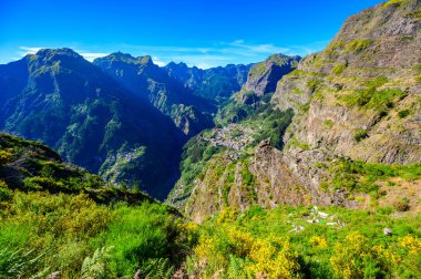 Eira do Serrado 'dan Curral das Freiras köyüne güzel dağ manzarası, Cmara de Lobos belediyesi, Madeira Adası, Portekiz. 