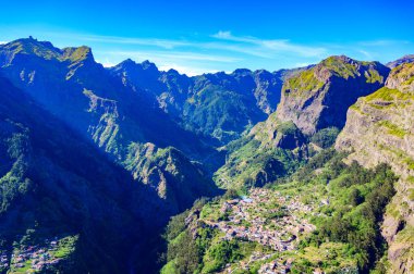 Eira do Serrado 'dan Curral das Freiras köyüne güzel dağ manzarası, Cmara de Lobos belediyesi, Madeira Adası, Portekiz. 