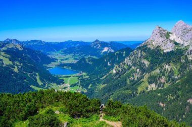 Neunerkpfle Dağı 'ndan Haldensee Gölü manzaralı Tannheim Vadisi Alpler, Tirol, Avusturya ve Avrupa' nın güzel manzarasında yürüyüş yapıyor.  