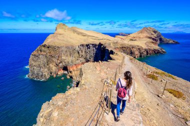 Güzel bir patikada yürüyen yürüyüşçü - Portekiz 'in Madeira Adası, Ponta de Sao Lourenco' daki kayalıklar ve vahşi sahil manzarası