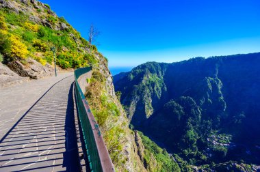 Eira do Serrado 'dan Curral das Freiras köyüne güzel dağ manzarası, Cmara de Lobos belediyesi, Madeira Adası, Portekiz. 
