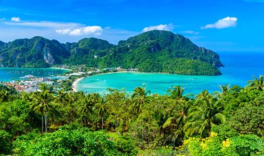 Koh Phi Phi Don, Viewpoint - Beyaz plajlı Cennet Koyu. Tonsai Köyü, Ao Tonsai, Ao Dalum üzerindeki tropikal adanın tepesinden görüntü. Krabi Eyaleti, Tayland.