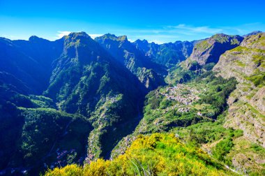 Eira do Serrado 'dan Curral das Freiras köyüne güzel dağ manzarası, Cmara de Lobos belediyesi, Madeira Adası, Portekiz. 