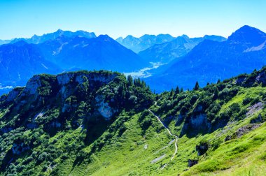 Alplerdeki Reutte 'de güzel dağ manzarası, Tyrol, Avusturya.
