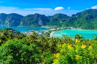 Koh Phi Phi Don, Viewpoint - Beyaz plajlı Cennet Koyu. Tonsai Köyü, Ao Tonsai, Ao Dalum üzerindeki tropikal adanın tepesinden görüntü. Krabi Eyaleti, Tayland.