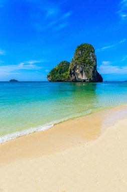 Ao Phra Nang Plajı - Tayland geleneksel ahşap uzun kuyruklu teknesi Railay Yarımadası 'nda, Krabi, Ao Nang, Andaman Denizi, Tayland yakınlarındaki Kireçtaşı karst kayalarının önünde.